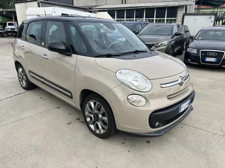 Fiat 500L Living 1.6 mjt Lounge 120cv 2015 Utilitaria, Diesel — usata in vendita a Cologno Monzese (Milano) — foto 1
